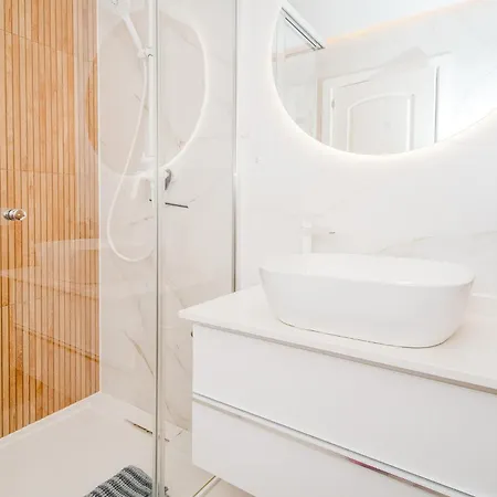 Luxury 3bd With Premium Amenities, Jacuzzi, Private Parking Lägenhet